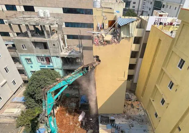 Five-story structure leans triggering panic in Gachibowli