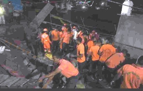 Eight devotees killed in Simhachalam wall collapse, massive rescue on